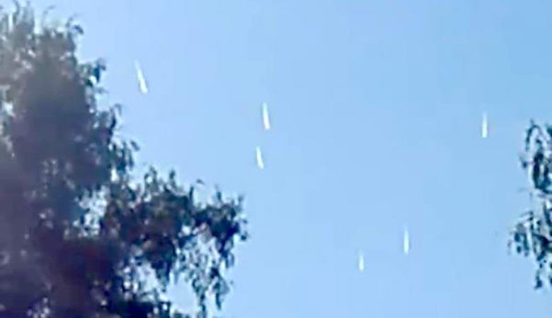 Parecchi UFO verticali bianchi nel cielo sopra il Cile sembravano cadere lentamente