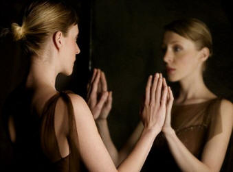 Alcuni suggerimenti sul perché non puoi guardarti allo specchio quando piangi.