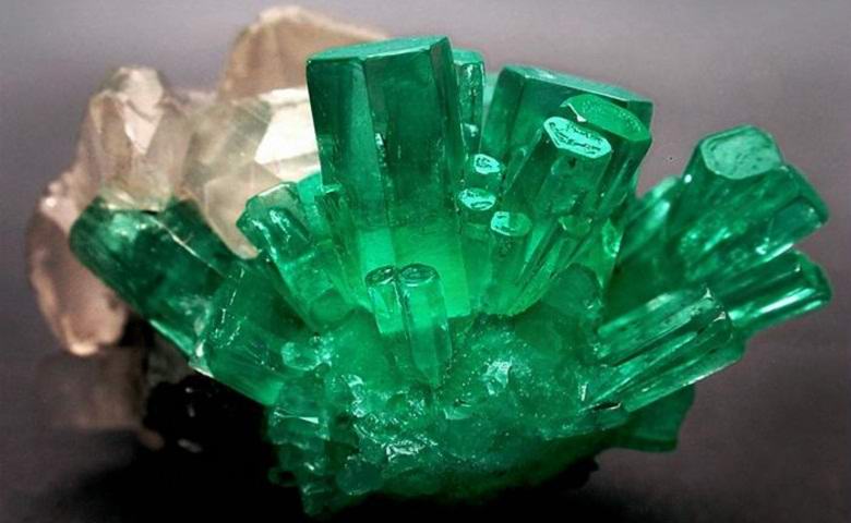 Smeraldo incredibilmente costoso che è impossibile ottenere