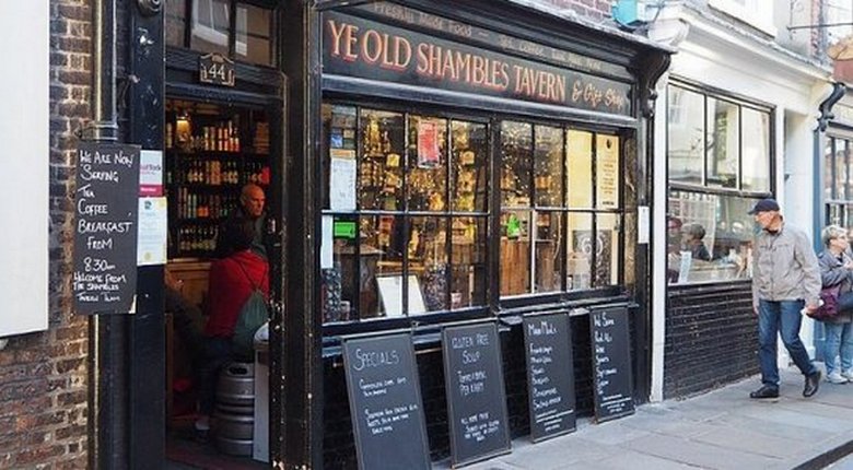Il potere invisibile della taverna Ye Old Shambles a York fa cadere gli oggetti dallo scaffale.
