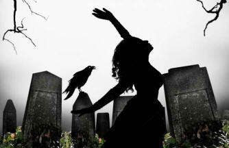 Uno sconosciuto in un vecchio cappello al cimitero