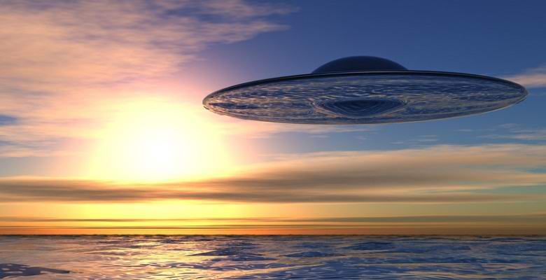 L'UFO, succhiando vitalità dai vacanzieri sul lago, è salito sulla foto