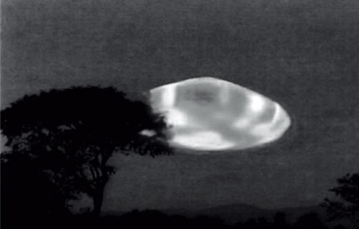 Un UFO si nasconde sotto un flusso elettromagnetico invisibile all'occhio umano
