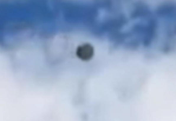 Un UFO color acciaio ha volato lentamente sopra la casa.