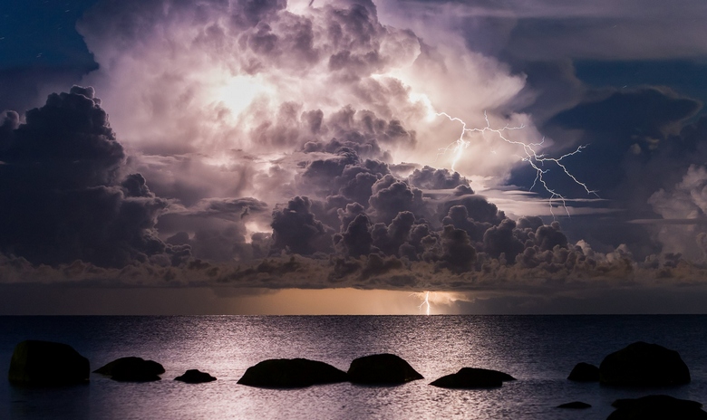 UFO ha volato durante un temporale dal Mar Baltico