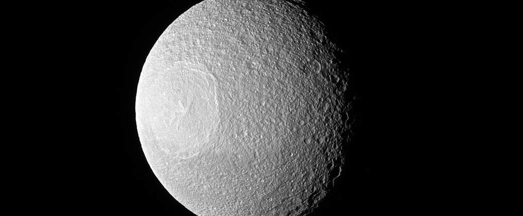Un nuovo sguardo a Tethys dalla missione Cassini 