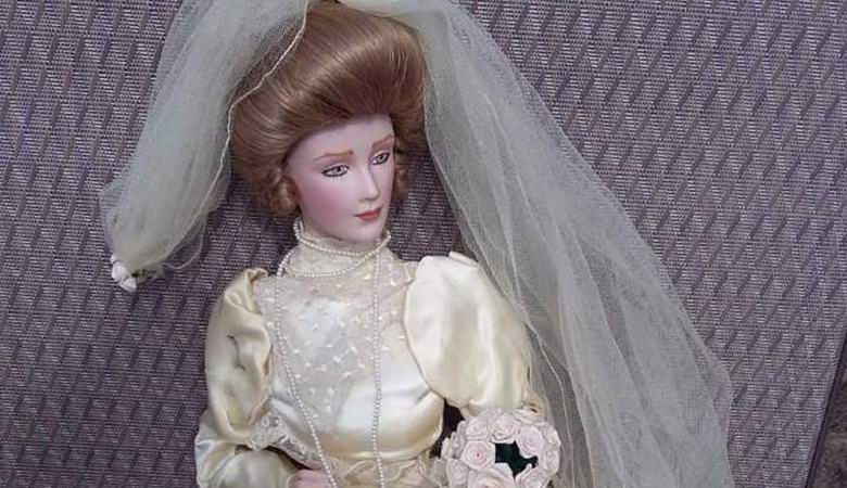 La bambola ossessionata ha scosso la sedia nello studio televisivo