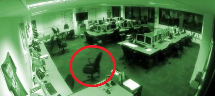 Le telecamere dell'ufficio hanno filmato le attività di poltergeist