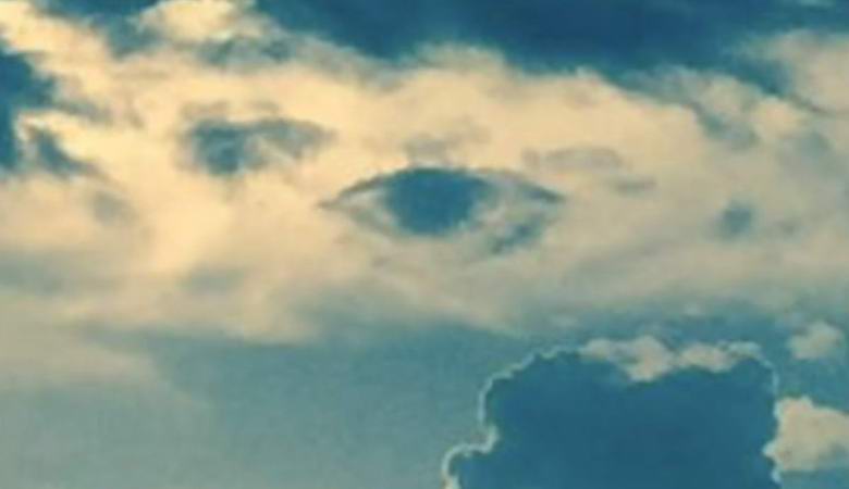 Un enorme occhio fotografato nel cielo sopra i Paesi Bassi