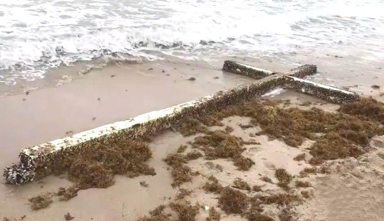 Un'enorme croce lavata a terra in Florida