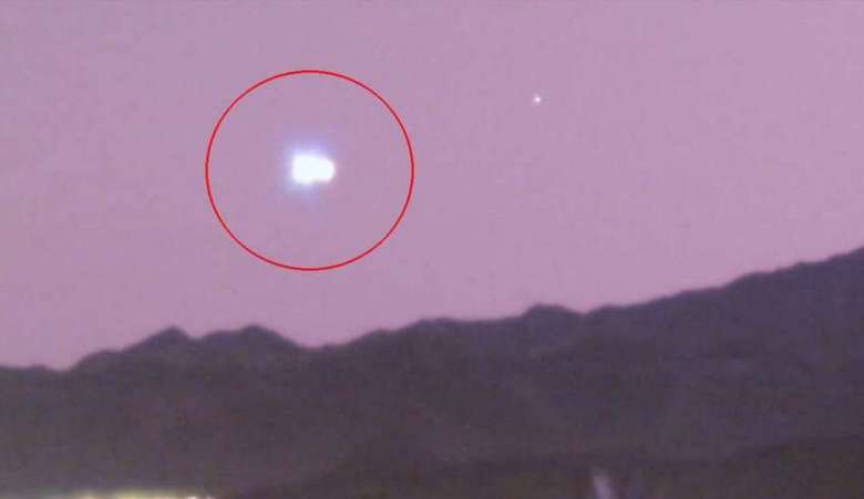 Un enorme UFO ha sorvolato velocemente e silenziosamente Las Vegas