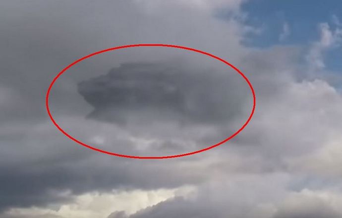 Un enorme UFO è apparso tra le nuvole sul Perù