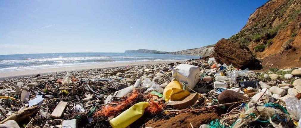 Un'enorme quantità di rifiuti di plastica sta 