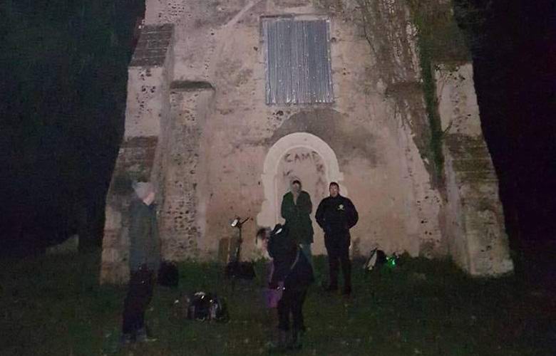 Gli acchiappafantasmi catturano strane voci e luci in una chiesa abbandonata