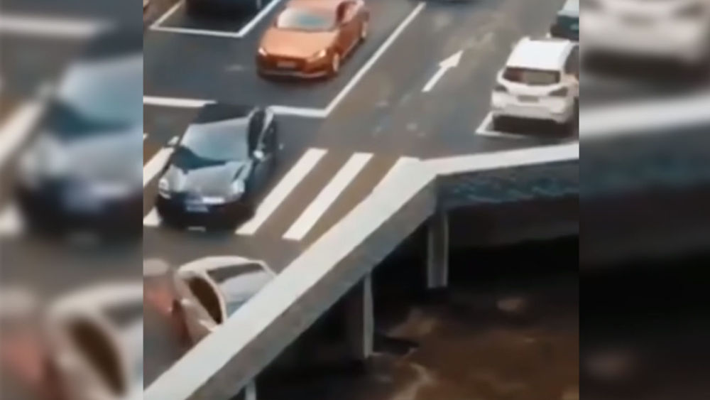 Illusione ottica con macchine che scompaiono sul ponte perplesso gli utenti