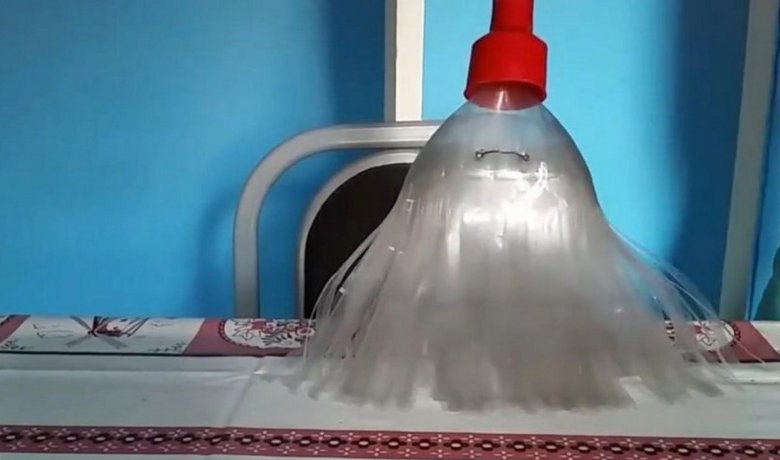 Grande scopa da giardino fatta di bottiglie di plastica