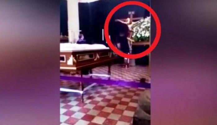 La statua rianimata di Gesù Cristo ha lasciato perplessi i parrocchiani