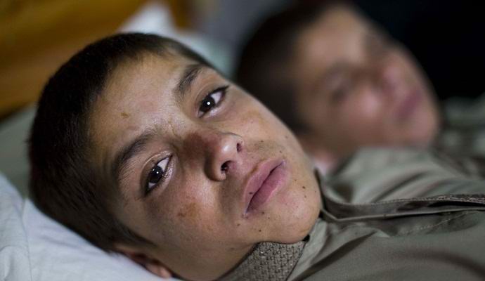 Ragazzi pakistani in un modo misterioso