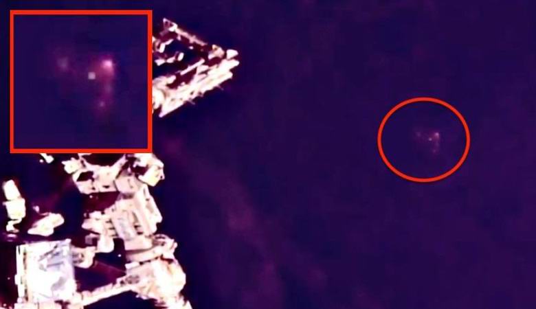 Un paio di incredibili UFO sono apparsi vicino alla ISS