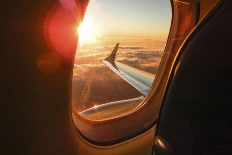 L'aereo di linea passeggeri ha filmato un UFO gigante