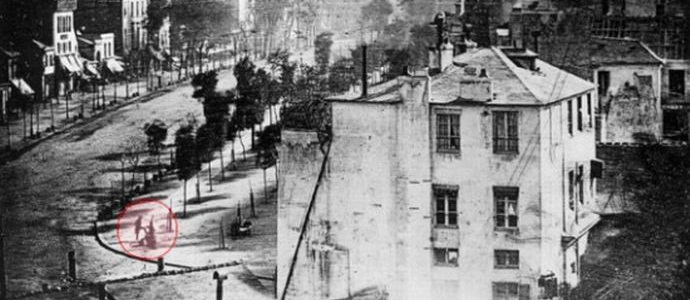 Le prime persone nella foto sono state catturate per caso