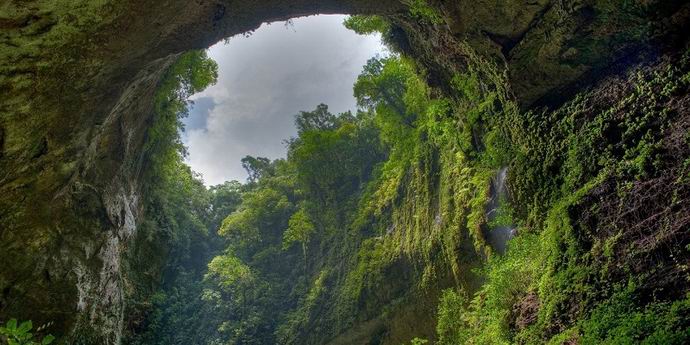 Una grotta che ha la sua giungla, fiume e persino nuvole