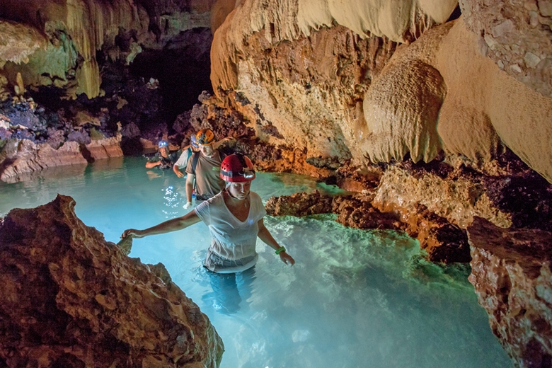 Cave in Belize conserva antichi manufatti Maya