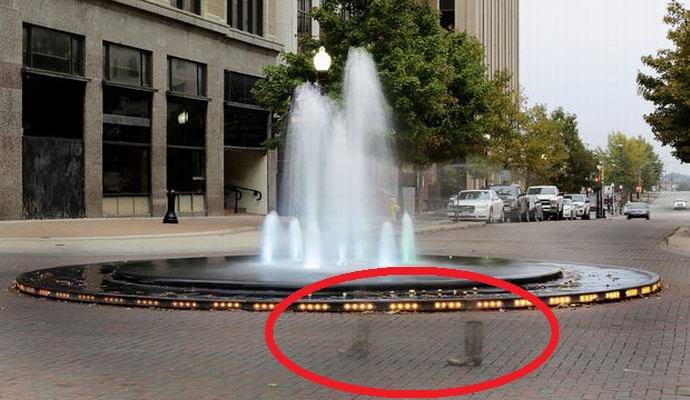 Stivali spettrali camminavano per la città americana