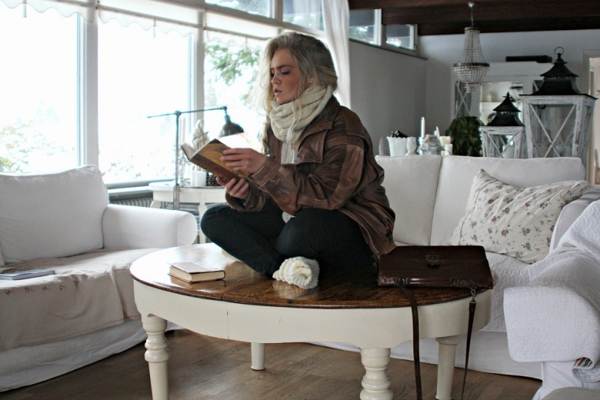 perché non sedersi sul tavolo 