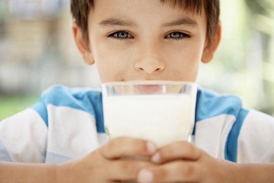 Perché è dannoso per i bambini bere latte?