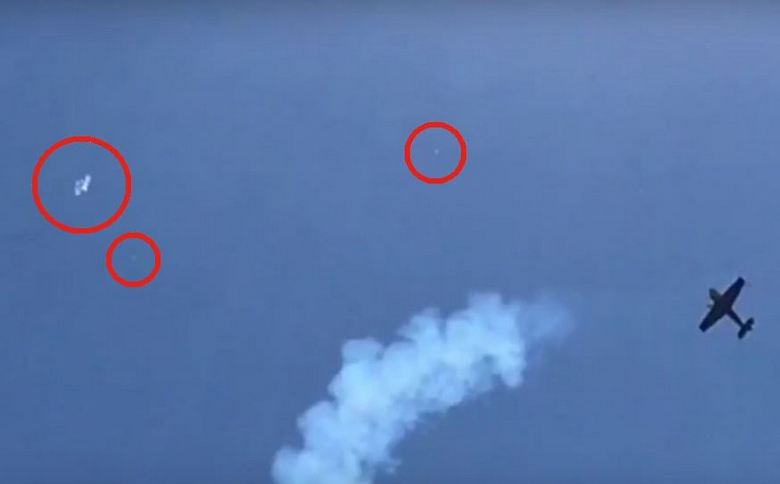 Perché gli alieni sono così affezionati a guardare uno spettacolo aereo?