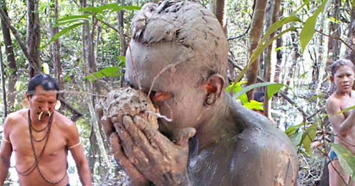 Perché alcune persone mangiano terra?