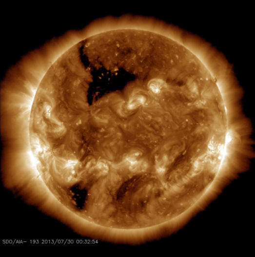 Un piccolo buco è visibile sul lato del Sole di fronte alla Terra.