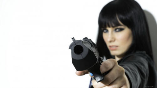 Ragazza con una pistola-6_359099535