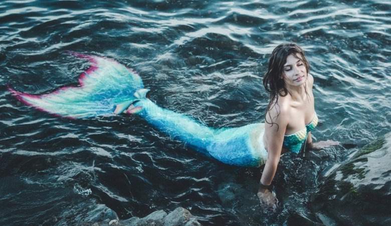 La polizia ha trovato una donna con le membrane sulle dita dei piedi, definendosi una sirena