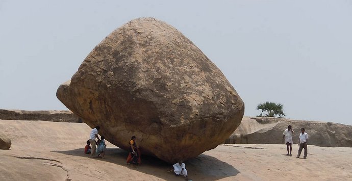 Pietra mezzo impennata sopra la terra