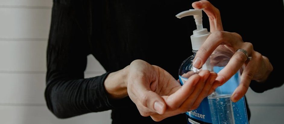 La vodka aiuterà?  Cosa devi sapere sull'uso di disinfettanti contro il coronavirus 