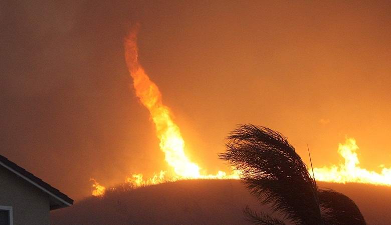 Un video incredibile con un tornado di fuoco girato in Portogallo