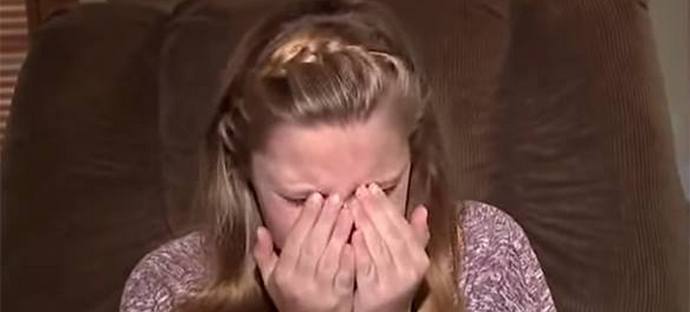 Una ragazza che starnutisce costantemente