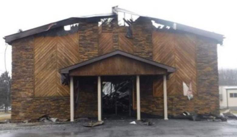 Il fuoco nella chiesa miracolosamente non ha toccato le bibbie e le croci di legno