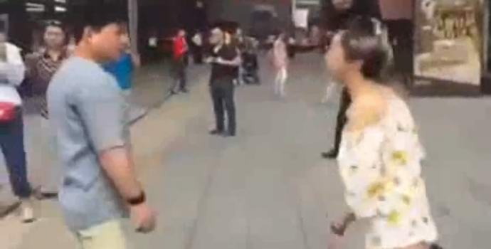 I cinesi che si sono incontrati su Internet hanno litigato al loro primo appuntamento