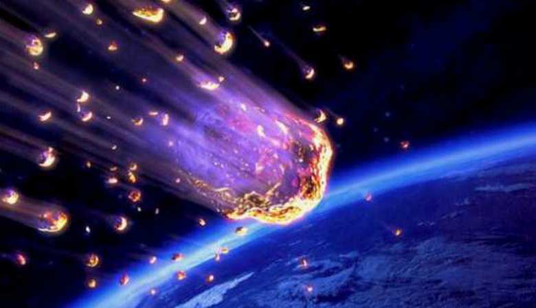 Durante la caduta, una meteora ha illuminato il cielo sull'Arizona, che ha spaventato gli abitanti della sua capitale