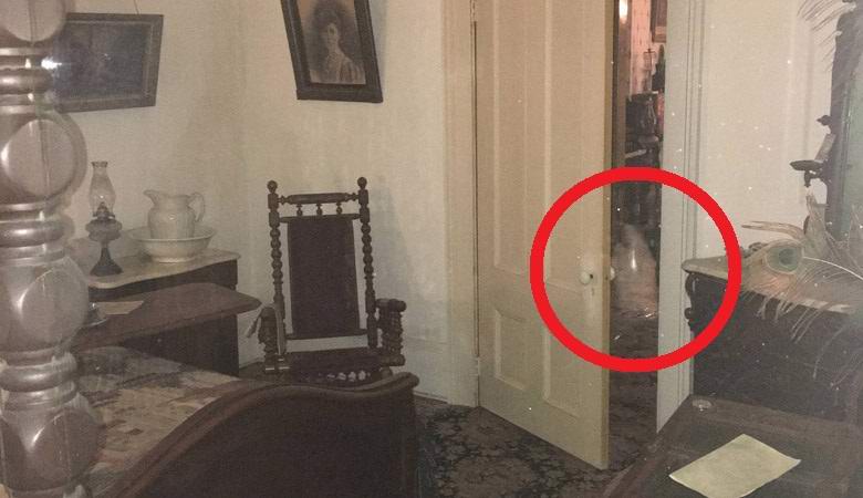 Un fantasma bizzarro apparve fuori dalla porta.