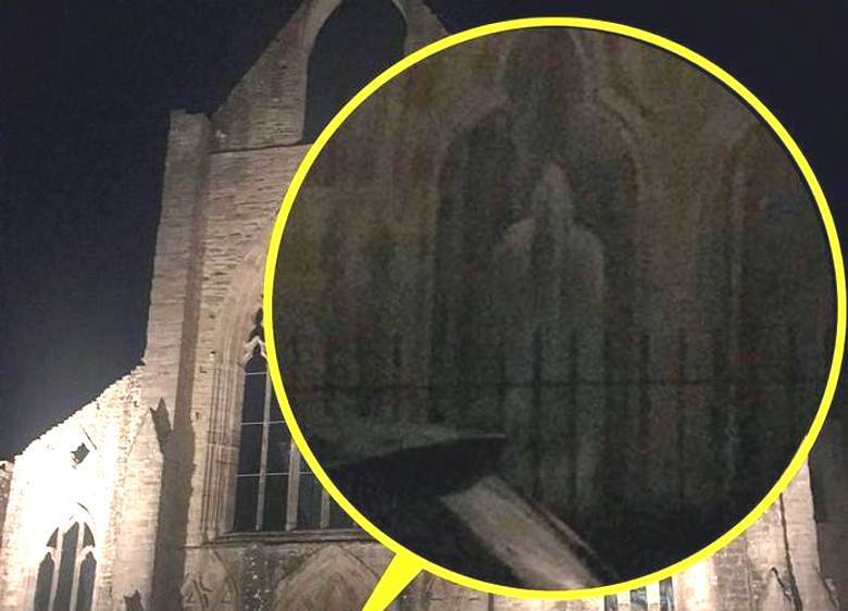 Il fantasma è stato fotografato sullo sfondo del vecchio edificio dell'Abbazia di Tintern