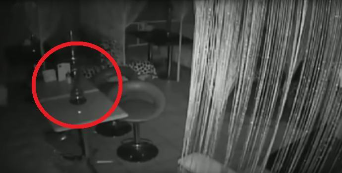 Fantasma cattivo di notte in un caffè di Mosca