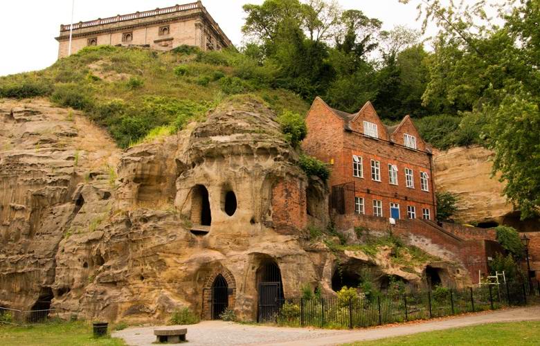 Un fantasma con occhi luminosi catturati in un video nelle grotte di Nottingham.