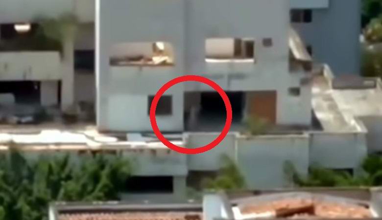 Una figura spettrale balenò nell'edificio poco prima che fosse demolito.