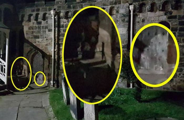 Il vecchio spettrale e il cane hanno spaventato gli innamorati