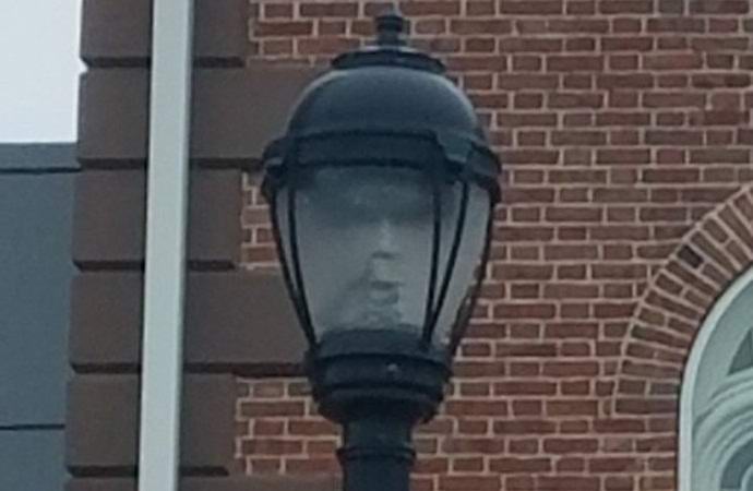 La faccia spettrale sulla lanterna ha spaventato gli americani