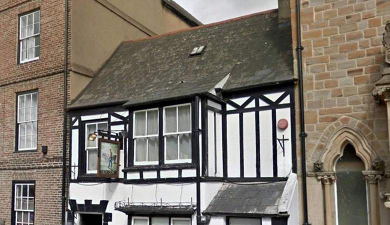 La faccia spettrale è stata fotografata in un vecchio pub